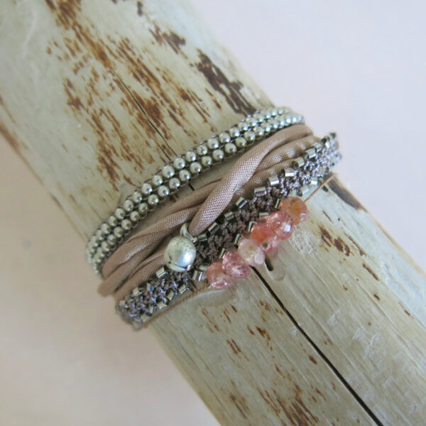 feines Häkel-Armband mit silbernen Metallperlchen-750