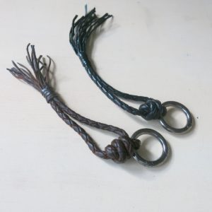 Schlüsselanhänger Flechtleder mit Knoten und Metall Karabinerring-1196