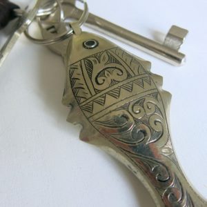 Schlüsselanhänger Silber-Fisch mit dekorativer Gravur-1663