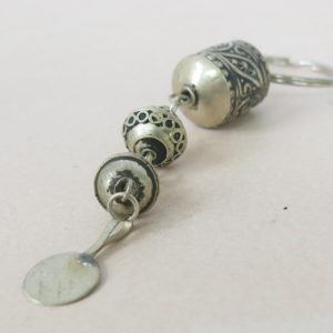Schlüsselanhänger aus verschiedenen Silberperlen