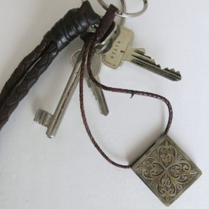 Schlüsselanhänger mit dekorativer Gravur-1700