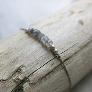 feines Armband Labradorit und Silberperlchen