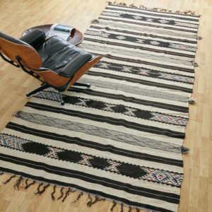marokkanischer Teppich schwarz mit Farbakzent
