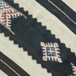 marokkanischer Teppich 'Sanafi' - schwarz mit Farbakzent-3313