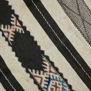 marokkanischer Teppich 'Sanafi' - schwarz mit Farbakzent-3315