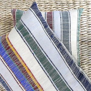 Kissen aus vintage Berberdecke - gestreift