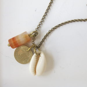 Lange Halskette 'lucky charm' mit Kauri Muschel & alten Münzen - handmade in Ibiza