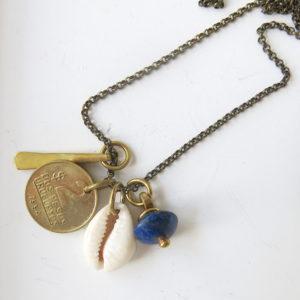 Lange Halskette 'lucky charm' mit Kauri Muscheln - handmade in Ibiza