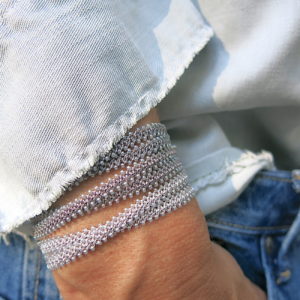 Doppeltes Häkel-Armband mit grau-silber schimmernden Glasperlen