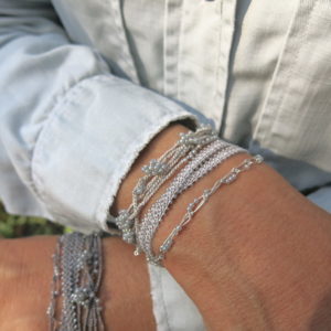 Feines Häkel-Armband in 'Netzoptik' mit grau-silber schimmernden Glasperlen