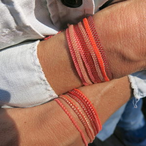 Feines Häkel-Armband in sommerlichen Coral Farbtönen