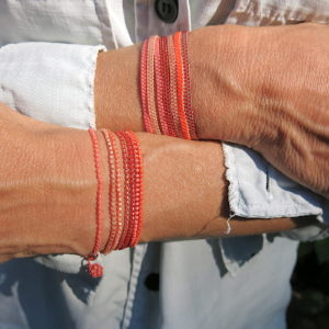 Feines Häkel-Armband in sommerlichen Coral Farbtönen