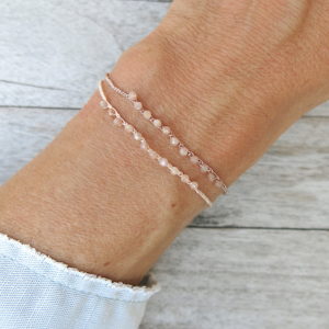Feines Häkel-Armband mit 2-3mm Sonnenstein Edelsteinen