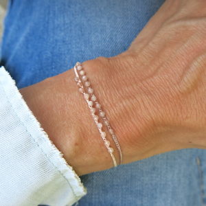 Feines Häkel-Armband mit 2-3mm Sonnenstein Edelsteinen