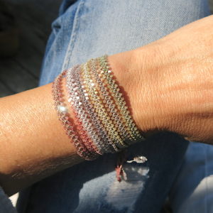Feines Häkel-Armband mit schimmernden Glasperlen