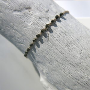 Feines Häkel-Armband mit kleinen 2mm Pyrit Steinchen