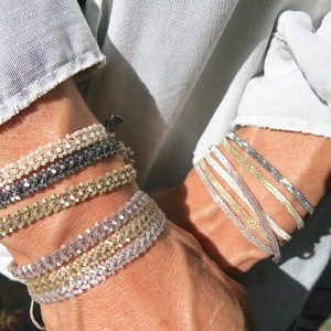 Häkel-Armband mit schimmernden Glasperlen