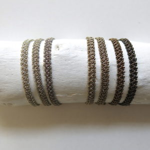 Häkel-Armband mit metallic schimmernden Glasperlen