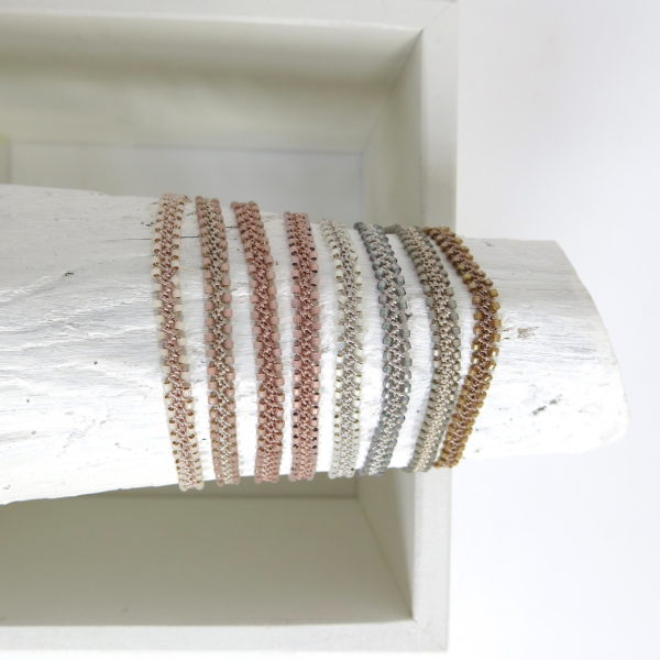 Feines Häkel-Armband in soft schimmernden Pastelltönen