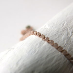 Feines Häkel-Armband einreihig in soft schimmernden Pastelltönen