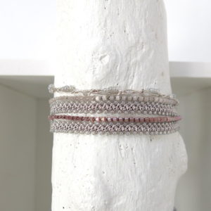 Doppeltes Häkel-Armband mit grau-silber schimmernden Glasperlen