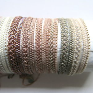 Feines Häkel-Armband in soft schimmernden Pastelltönen