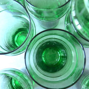 mundgeblasenes Glas 'Beldi' aus Marokko - Flaschengrün