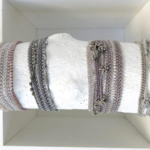 Feines Häkel-Armband in 'Netzoptik' mit grau-silber schimmernden Glasperlen