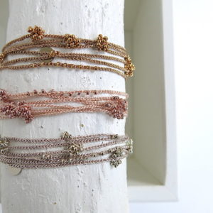 Feine gehäkelte Kette/ Armband mit metallic Perlen in verschiedenen Farben