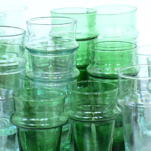 mundgeblasenes Glas 'Beldi' aus Marokko - Flaschengrün