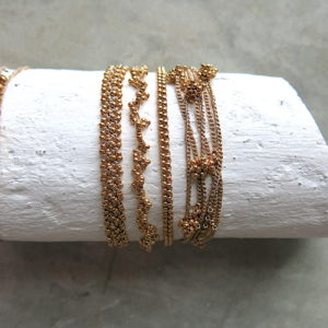 Feine gehäkelte Kette/ Armband mit metallic Perlen in verschiedenen Farben