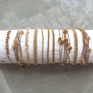 Feines handgehäkeltes Armband mit 24 Karat Gold Perlen 2mm