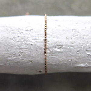 Feines Häkel-Armband mit 1,2mm facettierten handgemachten Vermeil Perlen