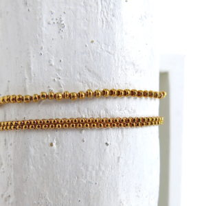 Feines handgehäkeltes Armband mit 24 Karat Gold Perlen 2mm