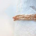 Armband Dreifach aus 'cut beads' in Gold, Silber und Peach – Bild 2
