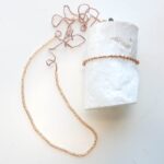 Kette aus 'cut beads' in Gold, Peach und Silber – Bild 4