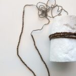 Gehäkelte Kette mit vintage Glasperlen bronze und pewter – Bild 6