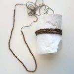 Gehäkelte Kette mit vintage Glasperlen bronze und pewter – Bild 5