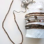 Gehäkelte Kette mit vintage Glasperlen bronze und pewter – Bild 7