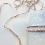 Feine gehäkelte Kette aus Glas Rocailles Perlen – Bild 4