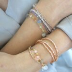 Armband Dreifach aus 'cut beads' in Gold, Silber und Peach – Bild 4