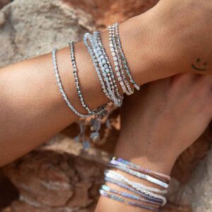 Feines Armband im Glas-metallic Perlen Mix