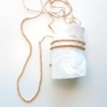 Feine gehäkelte Kette aus Glas Rocailles Perlen – Bild 10