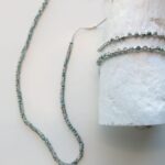 Feine gehäkelte Kette aus Glas Rocailles Perlen – Bild 8