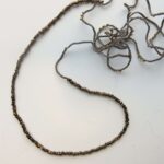 Gehäkelte Kette mit vintage Glasperlen bronze und pewter – Bild 8