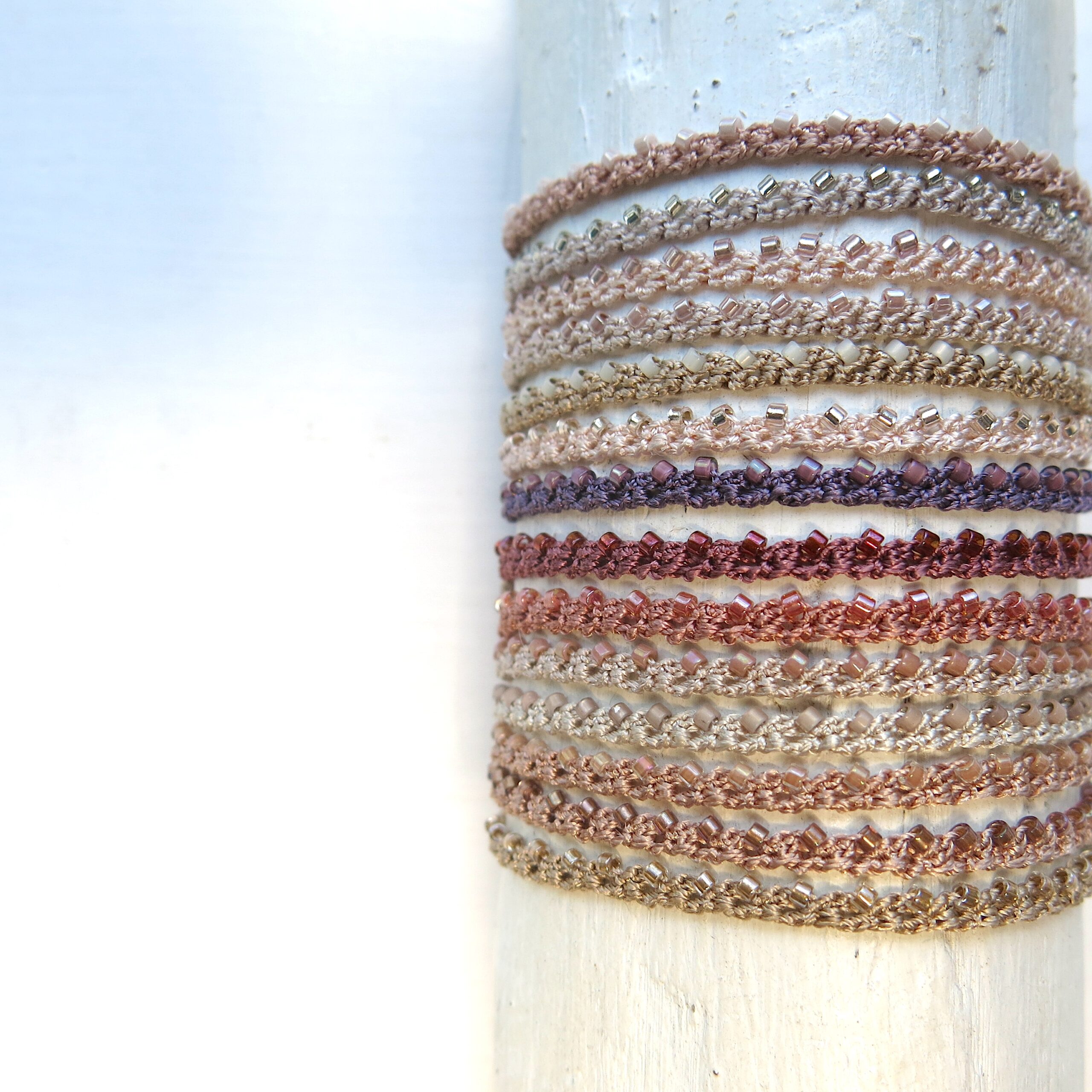 Armband ELINA - Übersicht -6 Feines Häkel Armband mit einseitigem Perlenbesatz – Bild 1