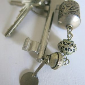 Schlüsselanhänger aus verschiedenen Silberperlen-1664