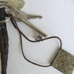 Schlüsselanhänger mit dekorativer Gravur-1698